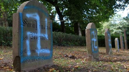 1075 antisemitische Delikte hat die Polizei 2018 bisher gezählt, darunter dürften sich auch diese Schmierereien an Grabsteinen auf dem jüdischen Friedhof in Kröpelin (Landkreis Rostock) finden. 