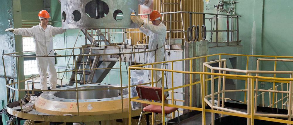 Arbeiter in der Wiederaufbereitungsanlage Majak. Indizien weisen auf das russische Atom-Werk als Quelle der erhöhten Strahlung.