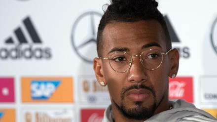 "Mach den fertig, den Scheiß-Nigger". Solche Zurufe hörte Boateng als Jugendlicher bei Fußballspielen in Berlin.