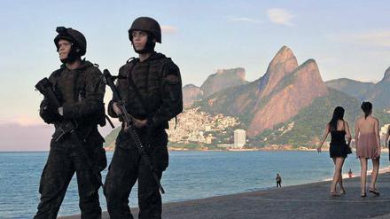Polizeipräsenz am Strand von Ipanema.