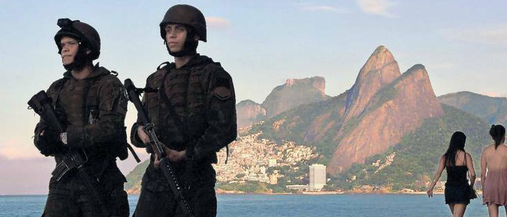 Polizeipräsenz am Strand von Ipanema.