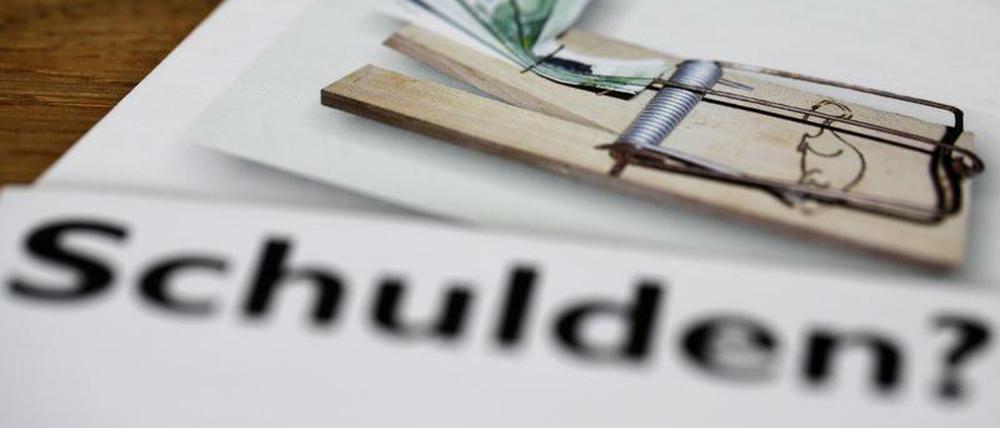 Die Überschuldung der Verbraucher steigt. Arbeitslosigkeit geht häufig mit einher.