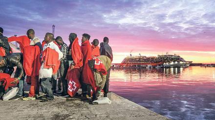 Ankunft in der Fremde: Aus Seenot gerettete Flüchtlinge und Migranten aus Nordafrika erreichen den Hafen von Malaga. 
