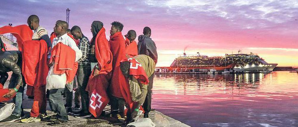Ankunft in der Fremde: Aus Seenot gerettete Flüchtlinge und Migranten aus Nordafrika erreichen den Hafen von Malaga.
