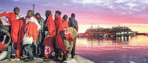 Ankunft in der Fremde: Aus Seenot gerettete Flüchtlinge und Migranten aus Nordafrika erreichen den Hafen von Malaga. 