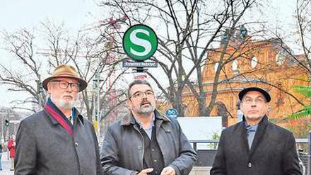 Florian Mausbach (v.l.) zusammen mit Dieter Bingen, dem Direktor des Deutschen Polen-Instituts Darmstadt sowie dem Direktor der „Topographie des Terrors“, Andreas Nachama, am Anhalter Bahnhof.