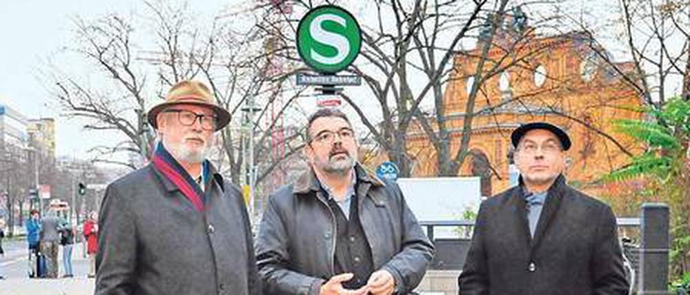 Florian Mausbach (v.l.) zusammen mit Dieter Bingen, dem Direktor des Deutschen Polen-Instituts Darmstadt sowie dem Direktor der „Topographie des Terrors“, Andreas Nachama, am Anhalter Bahnhof.