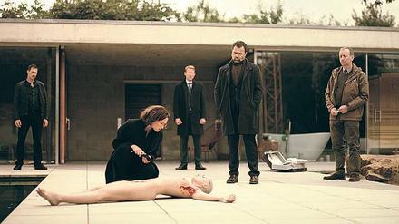Die Ermittler Brettschneider (Marc Hosemann, l.) und Köhler (Juergen Maurer, r.) sowie Staatsanwalt Grünberg (Wotan Wilke Möhring, 2. v. r.) untersuchen mit Profilerin Nadja Simon (Friederike Becht) Tatort und Opfer, die Sängerin K (Siri Nase). 