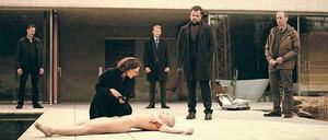 Die Ermittler Brettschneider (Marc Hosemann, l.) und Köhler (Juergen Maurer, r.) sowie Staatsanwalt Grünberg (Wotan Wilke Möhring, 2. v. r.) untersuchen mit Profilerin Nadja Simon (Friederike Becht) Tatort und Opfer, die Sängerin K (Siri Nase). 