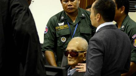 Der einstige Rote-Khmer-Chefideologe Nuon Chea vor Gericht.