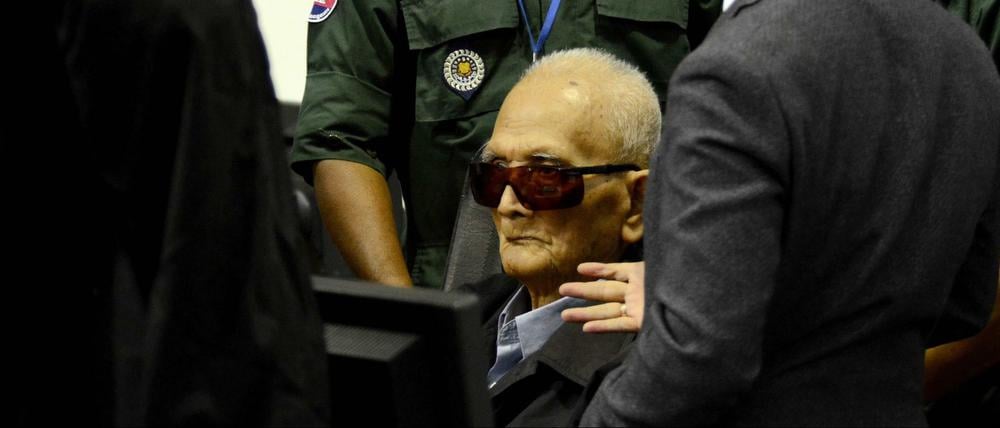Der einstige Rote-Khmer-Chefideologe Nuon Chea vor Gericht.