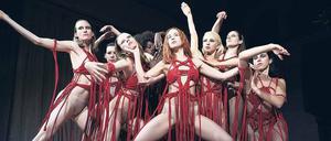 Frauen machen mobil. Dakota Johnson (mitte) als Susie Bannion.