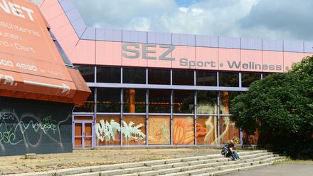 Das Sport- und Erholungszentrum SEZ: Nach der Schließung 2003 hatte ein Leipziger Investor das SEZ gekauft, das Schwimmbad wurde jedoch nicht wiedereröffnet.
