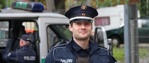Sebastian Stipp: Im echten Leben LKA-Polizist im Bereich Strategische Prävention als "Ansprechperson LSBTI" für Opfer von homo- und transphoben Straftaten. Außerdem singt er bei "The Voice of Germany".