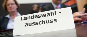 Mitglieder des Landeswahlausschusses sitzen im Sitzungssaal des hessischen Innenministeriums.