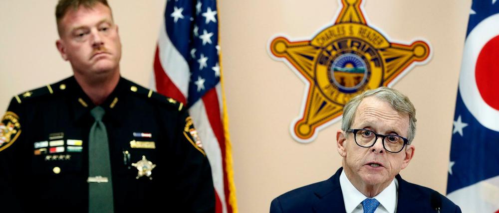 Mike DeWine, Generalstaatsanwalt von Ohio, spricht während einer Pressekonferenz neben Pike County Sheriff Charles Reader.