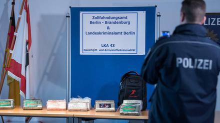 Große Mengen in Folie eingewickeltes Kokain werden auf einem Tisch im Landeskriminalamt in Tempelhof präsentiert. 