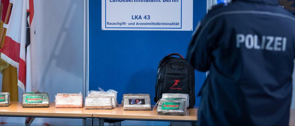 Große Mengen in Folie eingewickeltes Kokain werden auf einem Tisch im Landeskriminalamt in Tempelhof präsentiert.