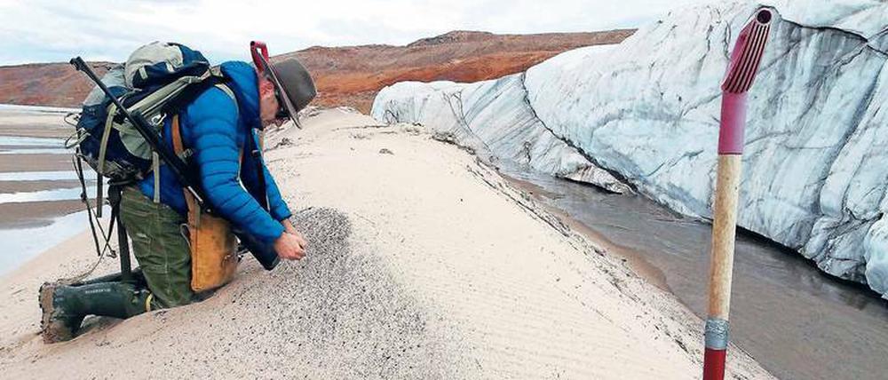 Sand, interessant. Kurt Kjaer sammelt Proben vor dem Hiawatha-Gletscher. Sie deuten auf eine gar nicht eisige Episode an dieser Stelle. F.: S. Funder