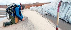 Sand, interessant. Kurt Kjaer sammelt Proben vor dem Hiawatha-Gletscher. Sie deuten auf eine gar nicht eisige Episode an dieser Stelle. F.: S. Funder