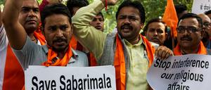 Männer demonstrieren am 4. Oktober gegen die Gerichtsentscheidung, dass Frauen jeden Alters den Sabarimala-Tempel betreten dürfen.