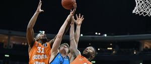 Kein Rankommen für Alba - wie hier im Dreikamp zwischen James Bell (Zagreb), Jonas Mattisseck (ALBA), und Jacob Pullen (Zagreb).