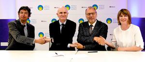 Unterzeichnung der Vereinbarung zwischen Charité und LSHTM auf dem World Health Summit 2018 in Berlin. V.l.n.r.: Prof. Dr. Christian Drosten (Charité), Prof. Dr. Axel R. Pries (Charité), Prof. Dr. Peter Piot (LSHTM), Dr. Johanna Hanefeld