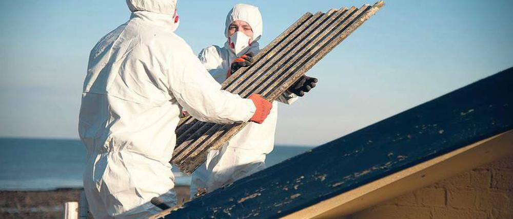 Faser-Gefahr. Bei Asbestsanierungen sind Schutzanzüge vorgeschrieben. Früher musste kontaminierte Berufskleidung meist zu Hause gewaschen werden. Wer heute deswegen erkrankt, kann meist mit Entschädigung rechnen – nicht aber in Deutschland.