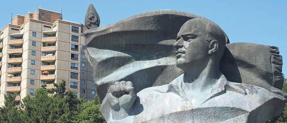 Im Inneren der Monumentalbüste von Ernst Thälmann an der Greifswalder Straße in Prenzlauer Berg bröckelt es.