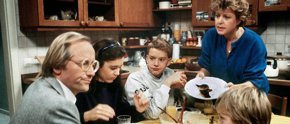 Ein Bild aus frühen "Lindenstraßen"-Tagen und zwar von 1986. Helga Beimer (Marie-Luise Marjan, hinten rechts) mit ihrem ersten Mann Hans (Joachim Hermann Luger, l) und ihren Kindern (l-r) Marion (Ina Bleiweiß), Benny (Christian Kahrmann) und Klausi (Moritz A. Sachs).