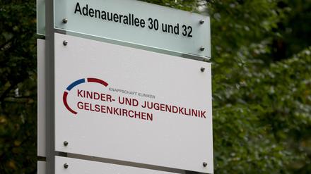 Das Hinweisschild zur Kinder- und Jugendklinik Gelsenkirchen. Die Staatsanwaltschaft hatte gegen die Einrichtung nach der Filmdoku "Elternschule" Ermittlungen aufgenommen.
