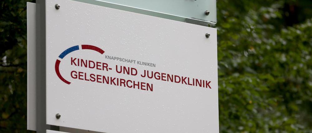 Das Hinweisschild zur Kinder- und Jugendklinik Gelsenkirchen. Die Staatsanwaltschaft hatte gegen die Einrichtung nach der Filmdoku "Elternschule" Ermittlungen aufgenommen.