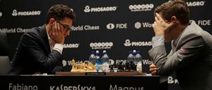 London: Schach-Weltmeisterschaft, Carlsen (Norwegen, re.) - Caruana (USA). Im Fernsehen kriegt man davon nichts mit.