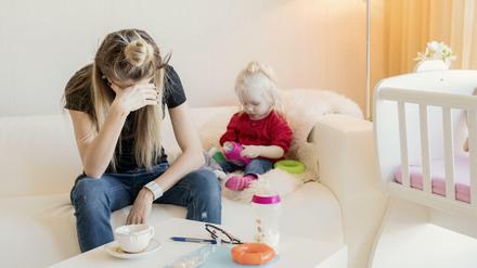 Wenn ein Elternteil eine fiebrige Erkältung hat und das andere auf Dienstreise ist, können Familien Unterstützung beantragen.