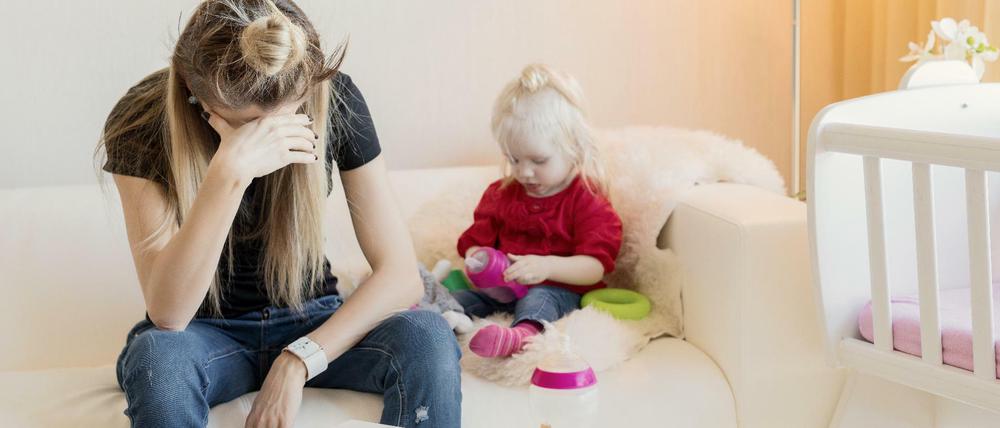 Wenn ein Elternteil eine fiebrige Erkältung hat und das andere auf Dienstreise ist, können Familien Unterstützung beantragen.