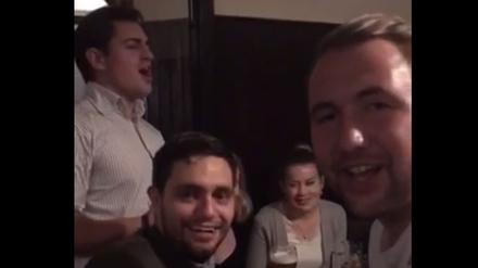 Die Reisegruppe der Junge Union am 9. November in der Kneipe "Zur Quelle" beim Singen des Westerwaldliedes. 