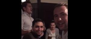 Die Reisegruppe der Junge Union am 9. November in der Kneipe "Zur Quelle" beim Singen des Westerwaldliedes. 