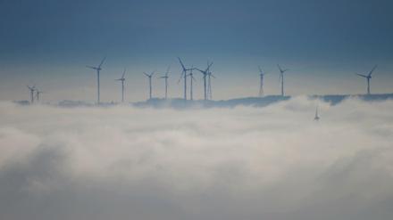 Über den Wolken: Windräder auf dem Hunsrück.