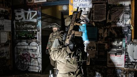 Rund 560 schwer bewaffnete Beamte rückten in der Rigaer Straße an. 