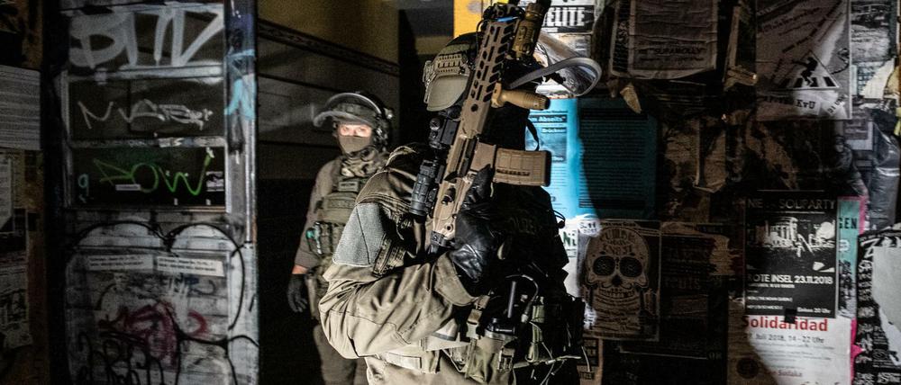 Rund 560 schwer bewaffnete Beamte rückten in der Rigaer Straße an. 