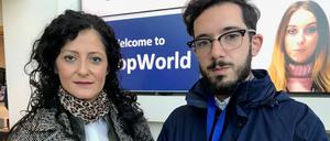 Die Bundestagsabgeordnete Cansel Kiziltepe aus Berlin-Kreuzberg am Dienstag mit Ryanair-Flugbegleiter Alehandro aus Berlin in Dublin.