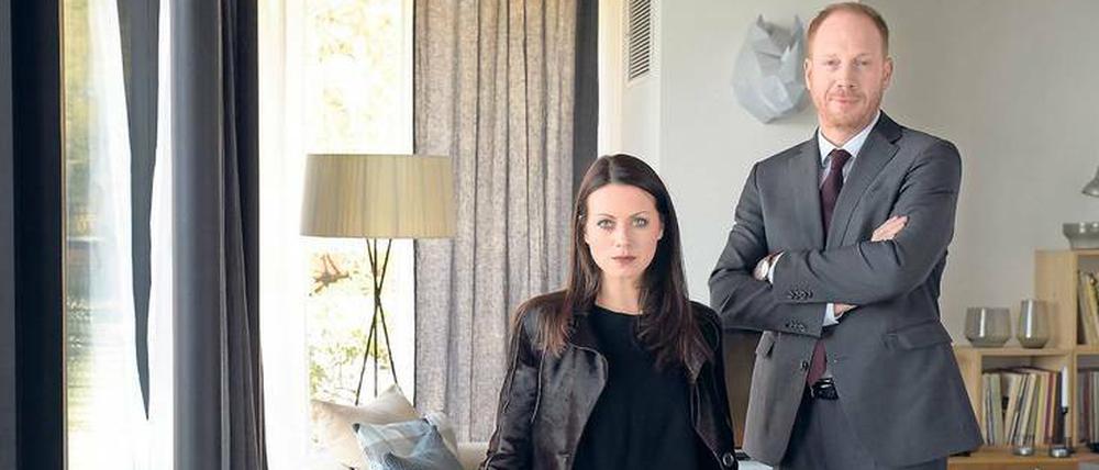 Einsatzzentrale: Yvonne (Alice Dwyer) und Mann (Johann von Bülow).