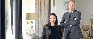 Einsatzzentrale: Yvonne (Alice Dwyer) und Mann (Johann von Bülow).