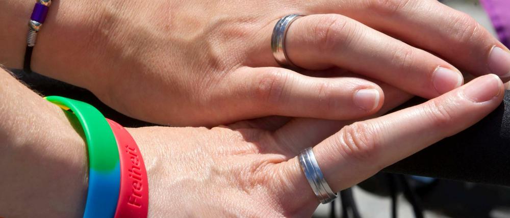 Ein lesbisches Paar. Die Normen der Community sind auch oft von der Mainstream-Gesellschaft abgeleitet.