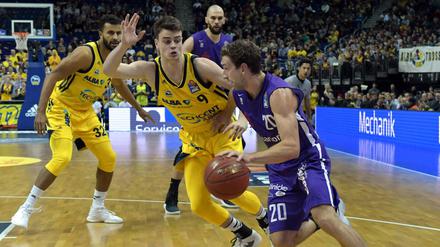 Jonas Mattisseck (gelbes Trikot, vorne) profitiert momentan von Albas Verletzungssorgen und war gegen Zagreb mit 16 Punkten bester Werfer. 