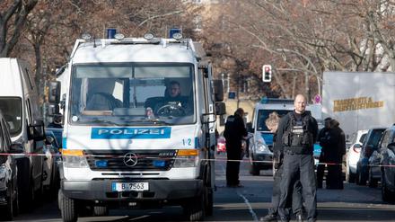 Polizisten sperren eine Straße in der Nähe des Tatortes ab.