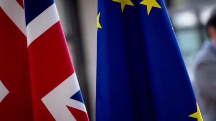 Die EU-Flagge und der Flagge von Großbritannien 