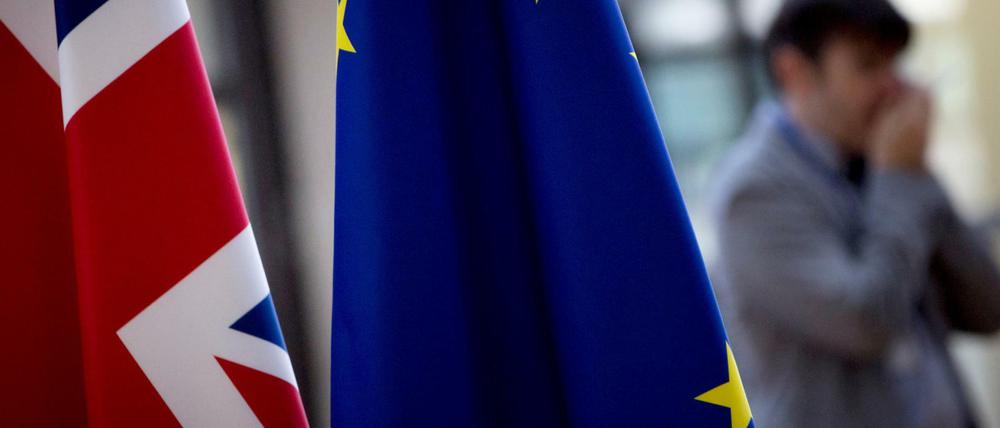 Die EU-Flagge und der Flagge von Großbritannien 