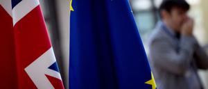 Die EU-Flagge und der Flagge von Großbritannien 