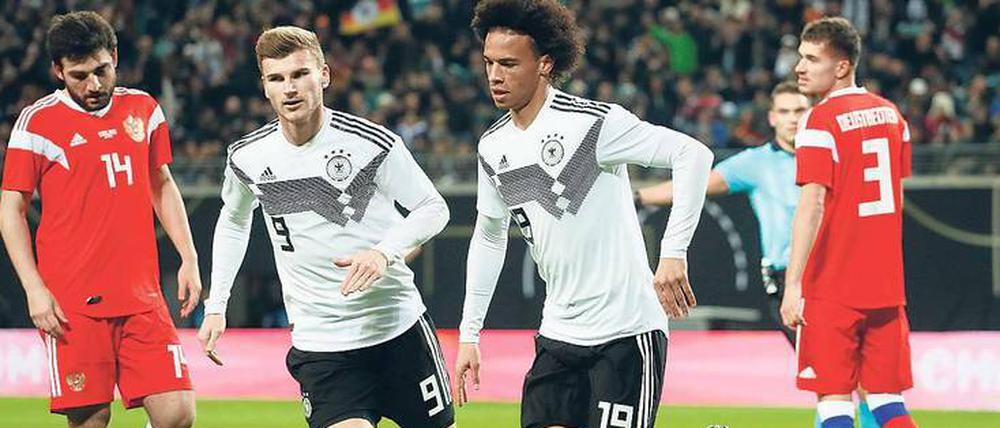 Zwei von drei. Timo Werner (l.) und Leroy Sané bilden zusammen mit Serge Gnabry den neuen DFB-Angriff.